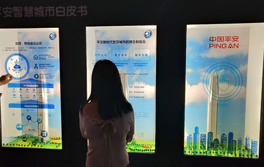 在體育場(chǎng)怎么選擇oled透明屏?